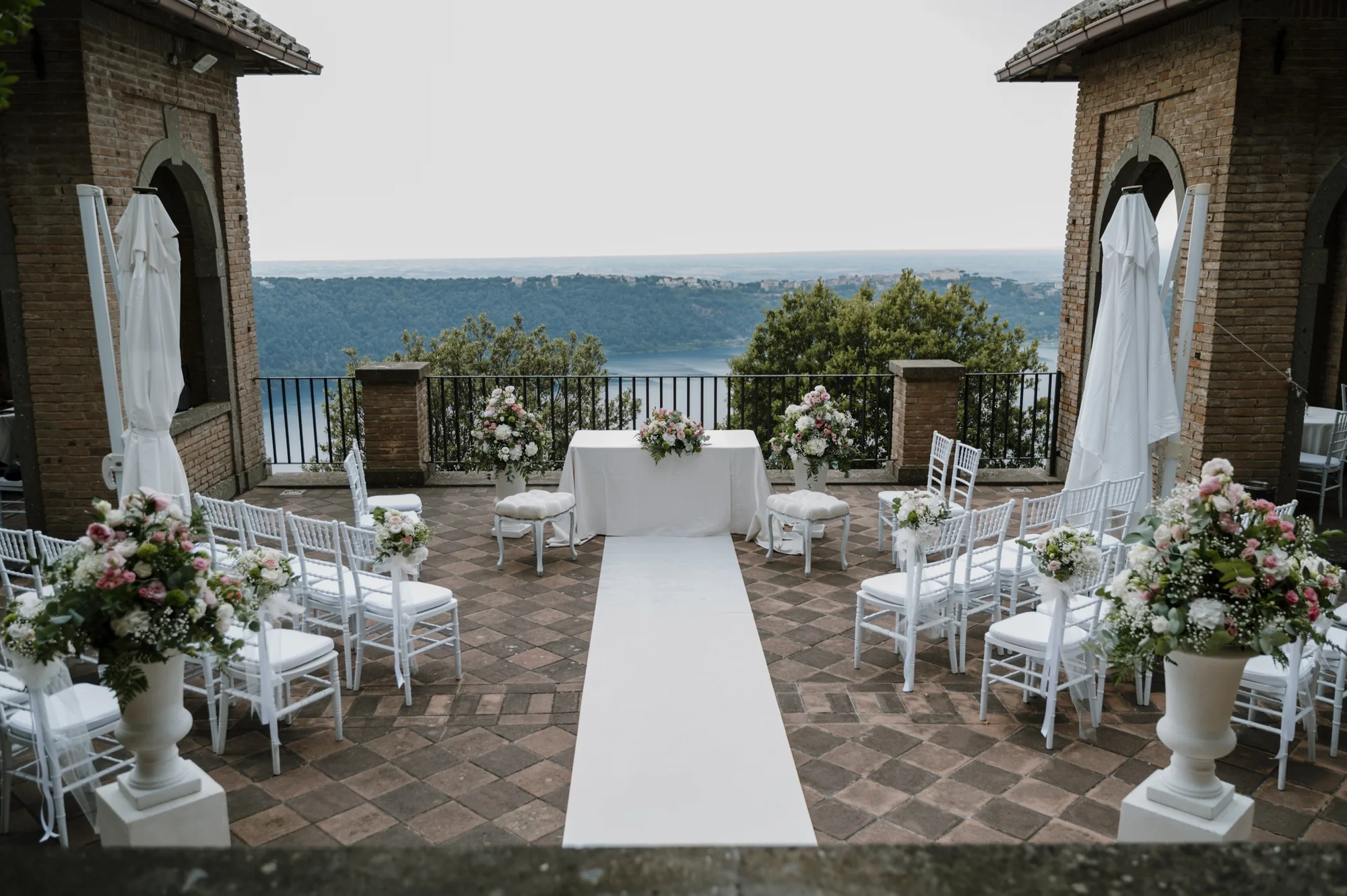 La terrazza di Villa del Cardinale allestita per la cerimonia, con il lago sullo sfondo