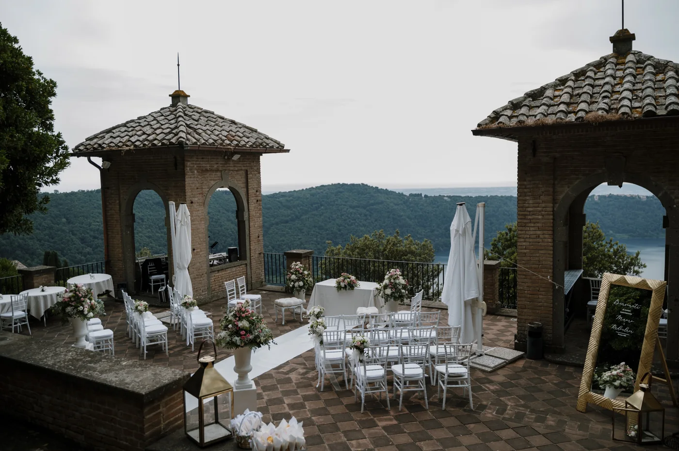 Le due torrette della terrazza e il lago, prima della cerimonia